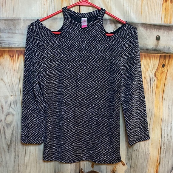 No Boundaries NWOT Stretchy Long Sleeve Cold Shoulder Black Chevron Top - Picture 1 of 4